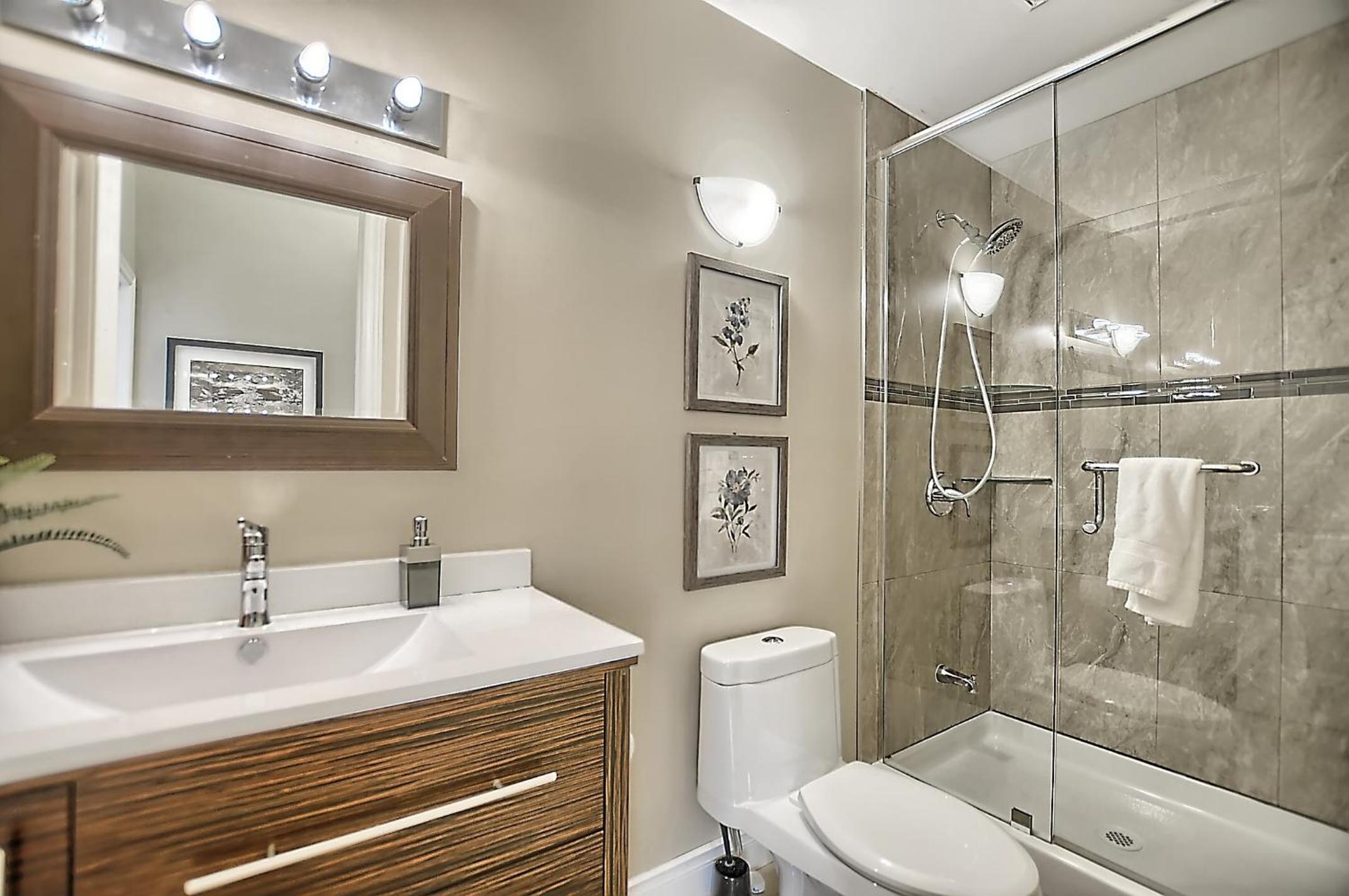 6 Bedroom Executive Cottage near Innisfil Beach Park