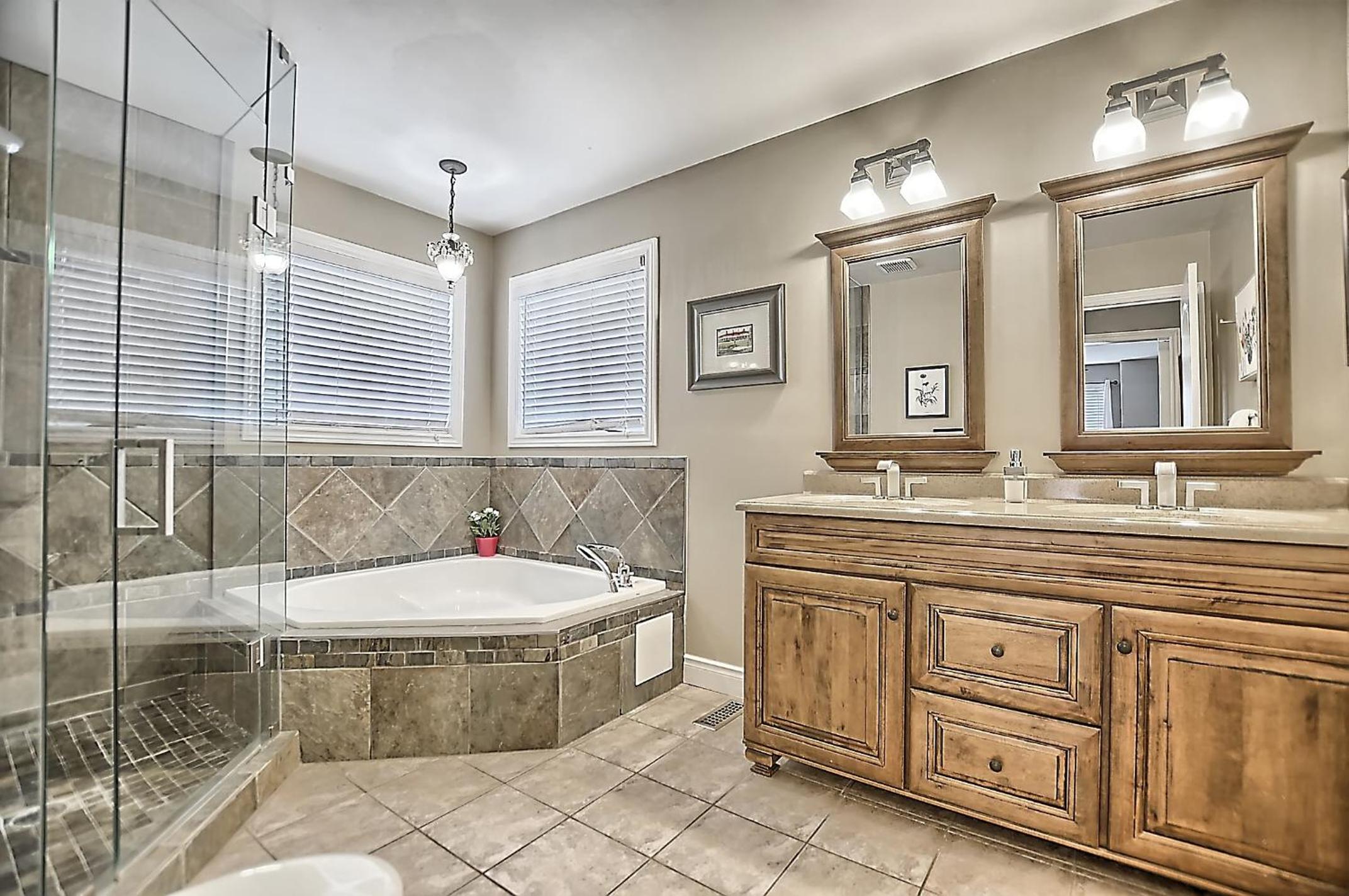 6 Bedroom Executive Cottage near Innisfil Beach Park