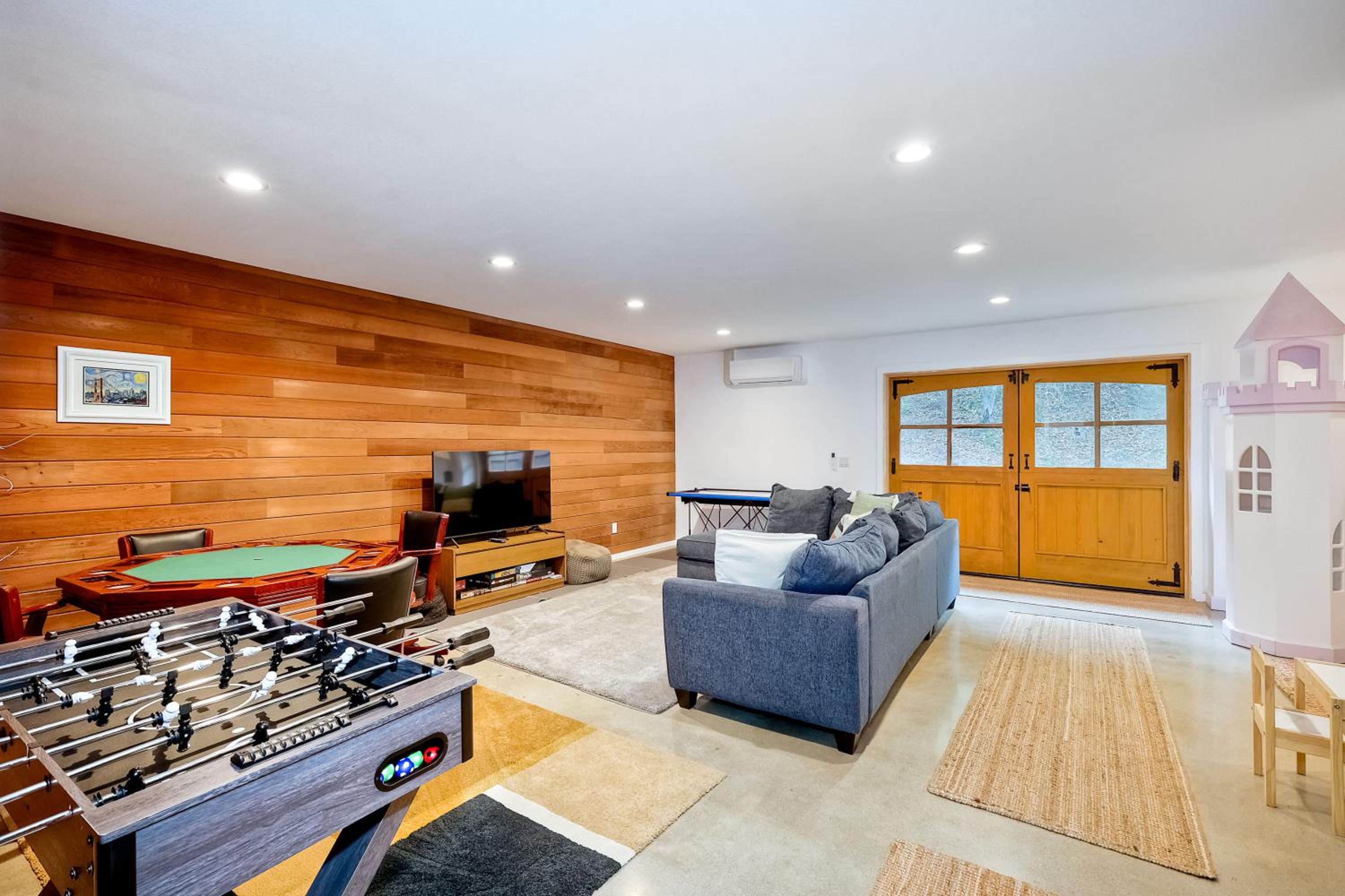 City Getaway, Hot Tub, Fire Pit, Game Room, BBQ, Hiking Trails, Vineyard Views, B-Ball view 2