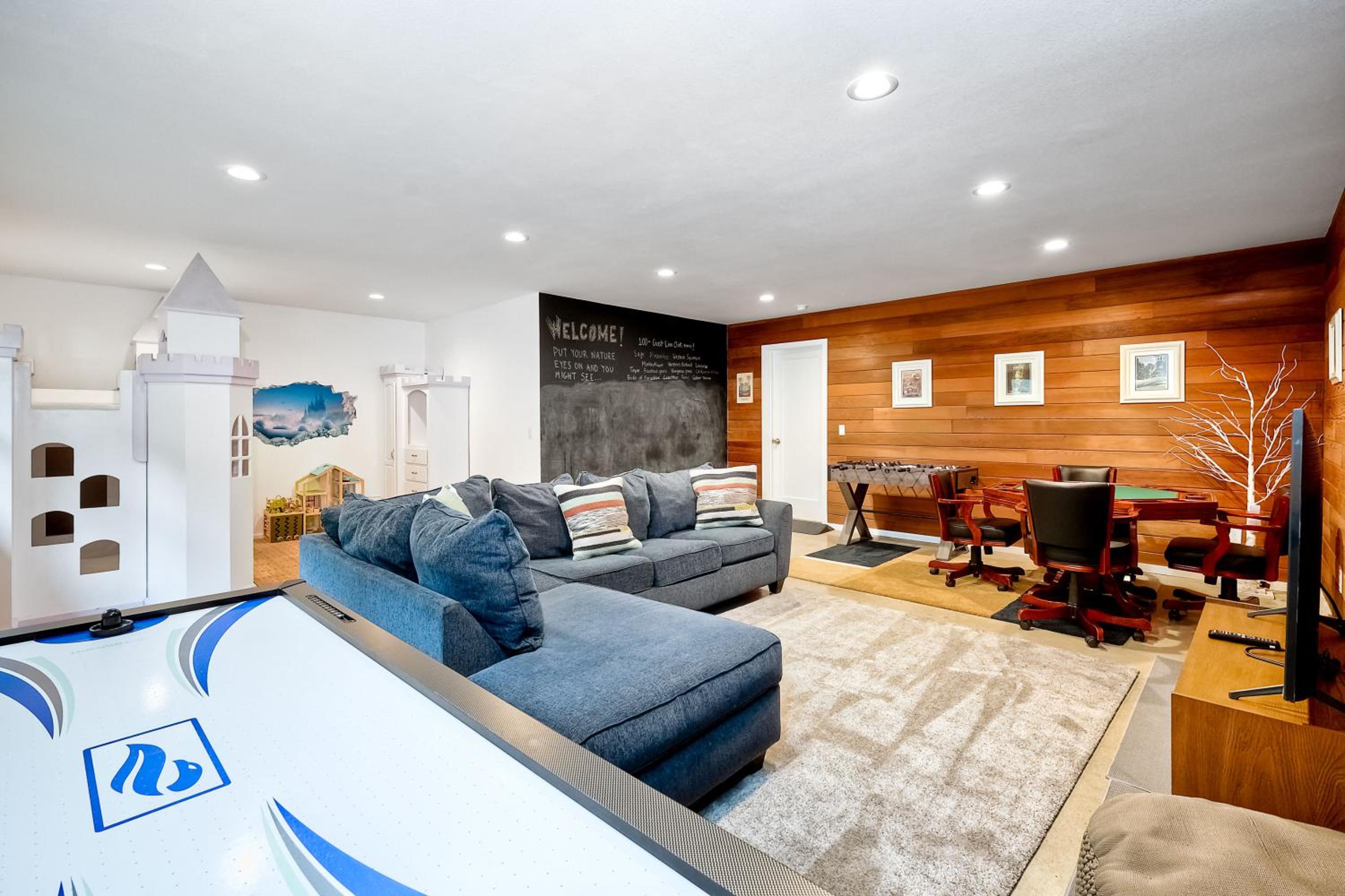City Getaway, Hot Tub, Fire Pit, Game Room, BBQ, Hiking Trails, Vineyard Views, B-Ball view 3
