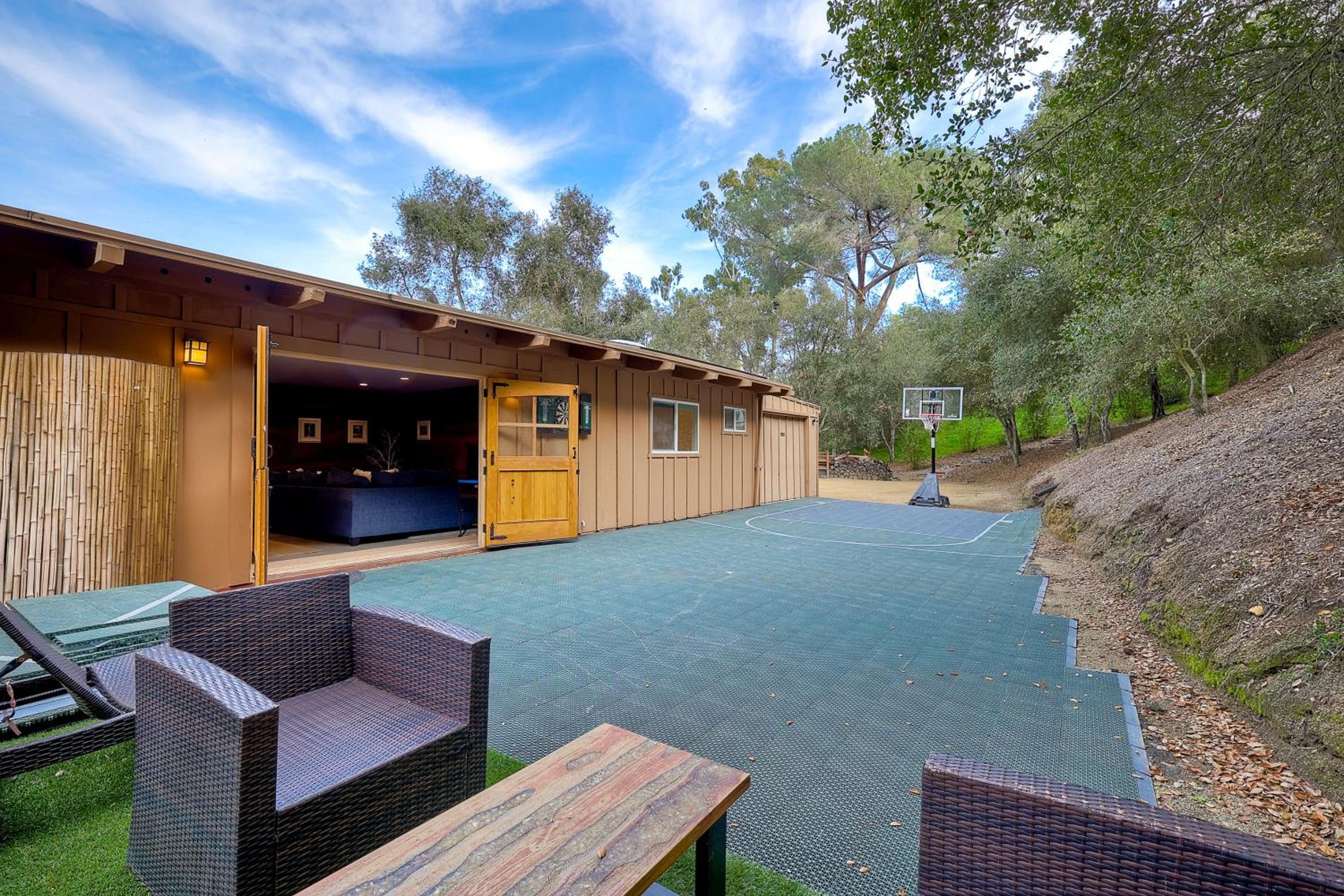 City Getaway, Hot Tub, Fire Pit, Game Room, BBQ, Hiking Trails, Vineyard Views, B-Ball view 4
