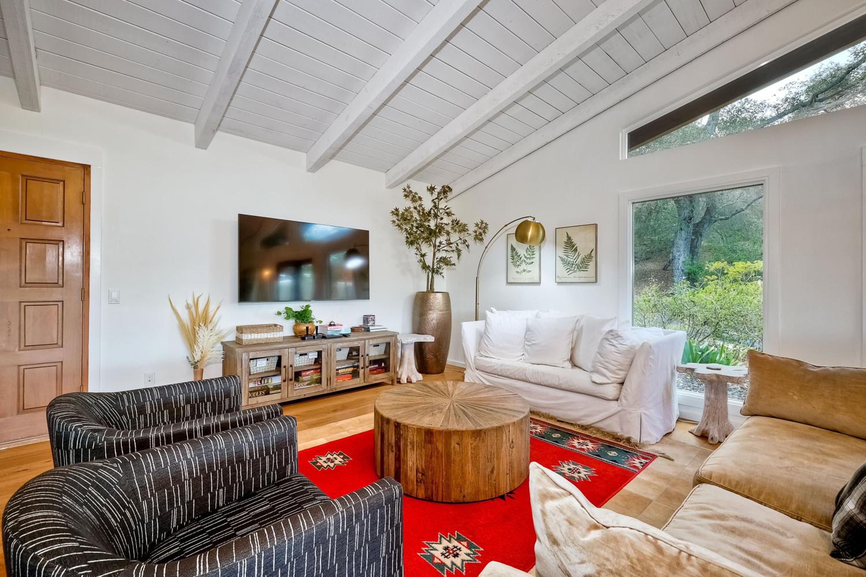 City Getaway, Hot Tub, Fire Pit, Game Room, BBQ, Hiking Trails, Vineyard Views, B-Ball view 5