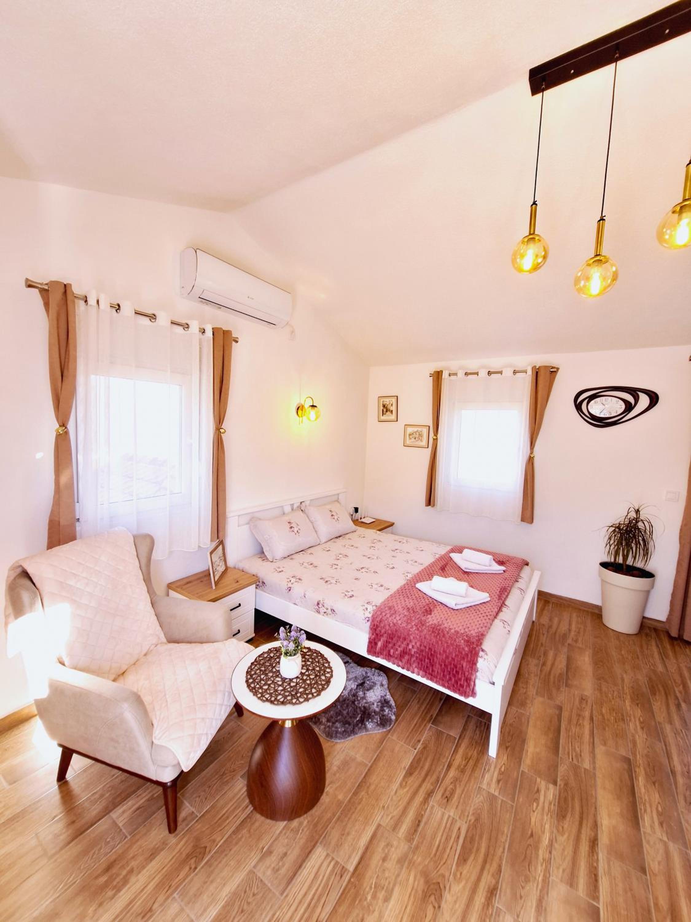 Sunny Side Apartments