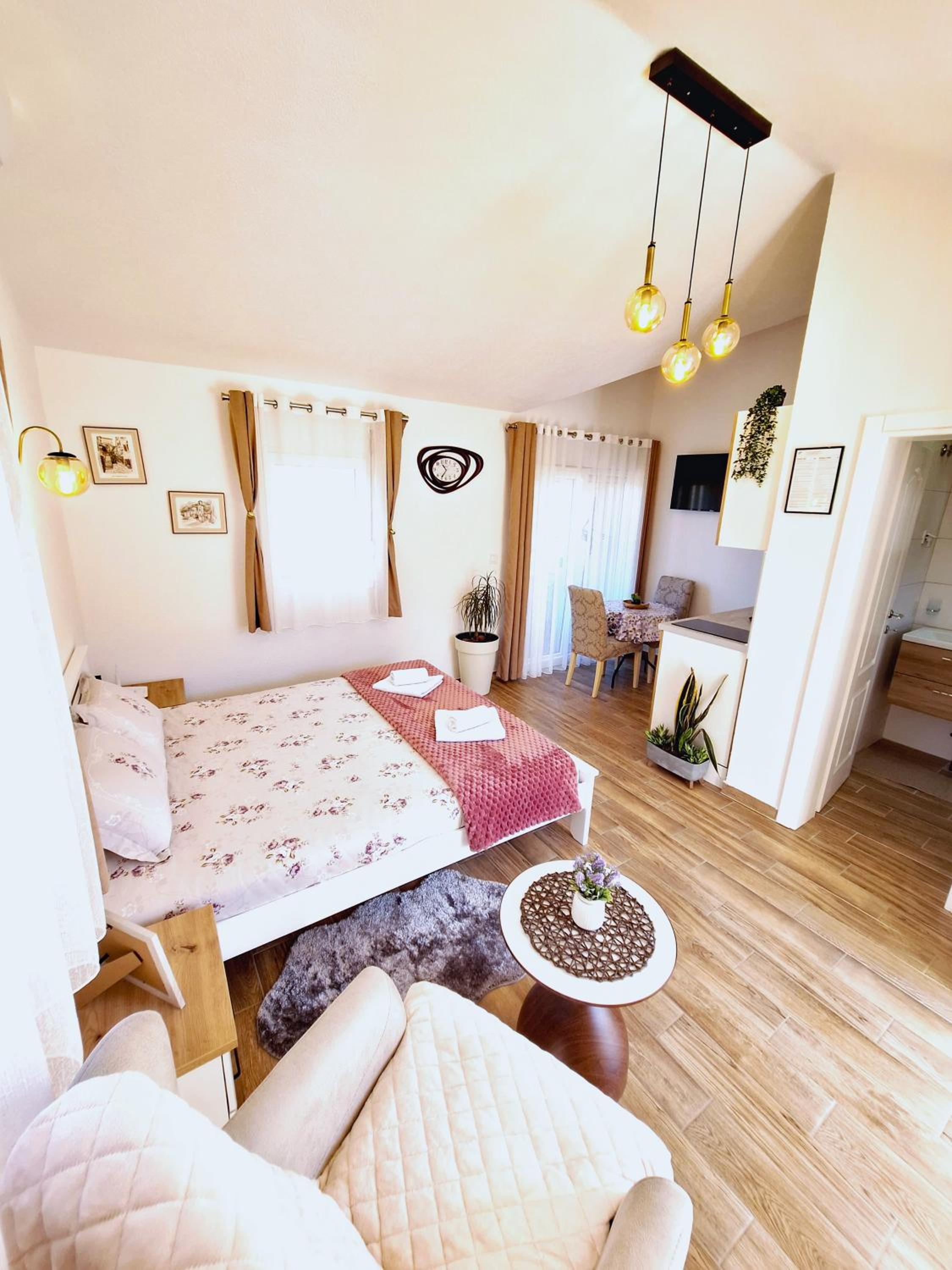 Sunny Side Apartments