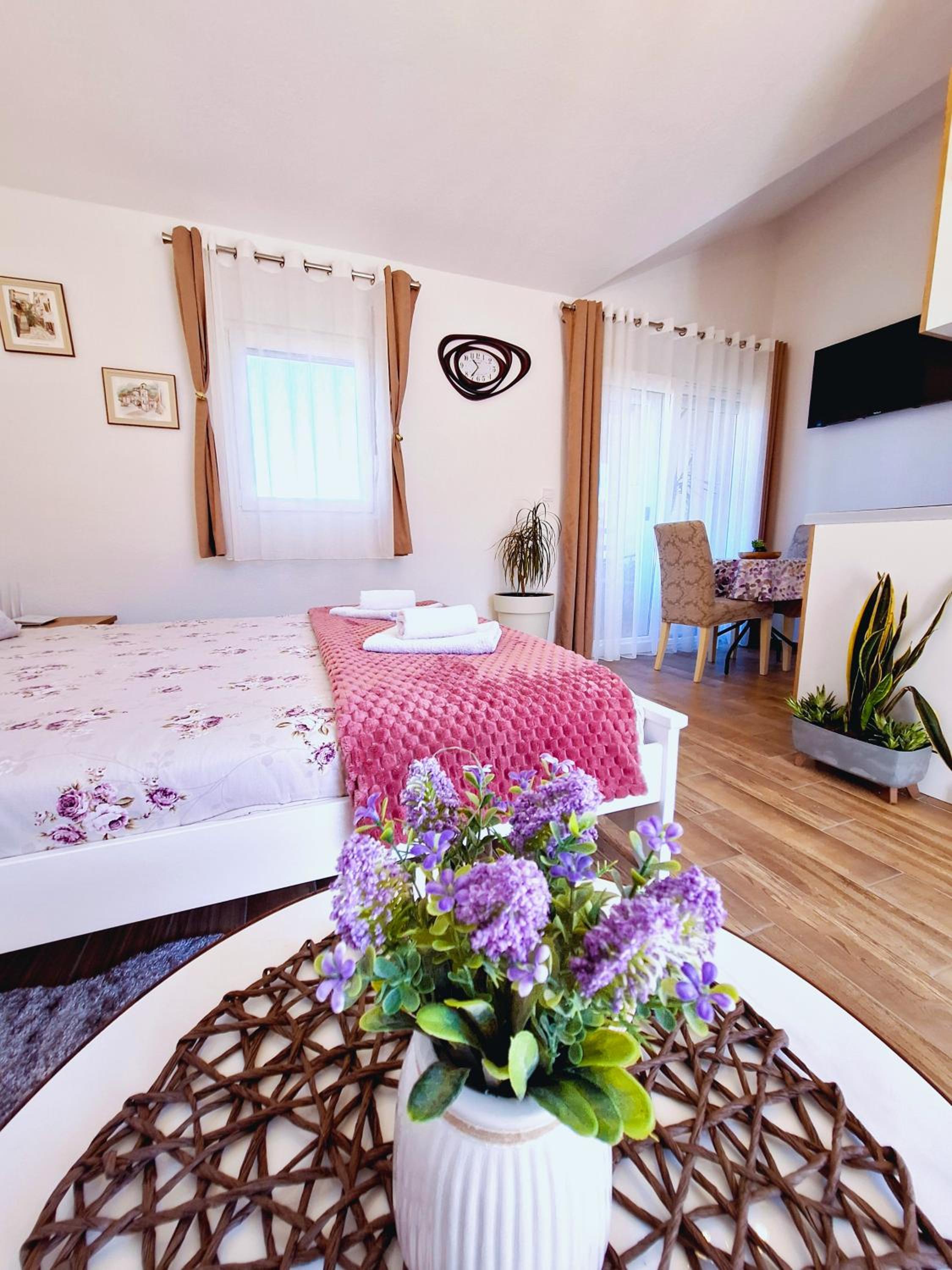 Sunny Side Apartments