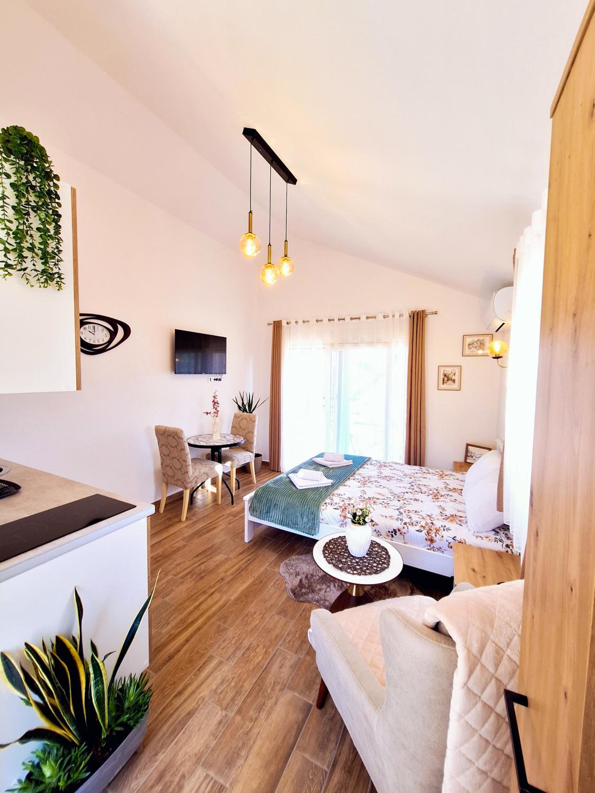 Sunny Side Apartments