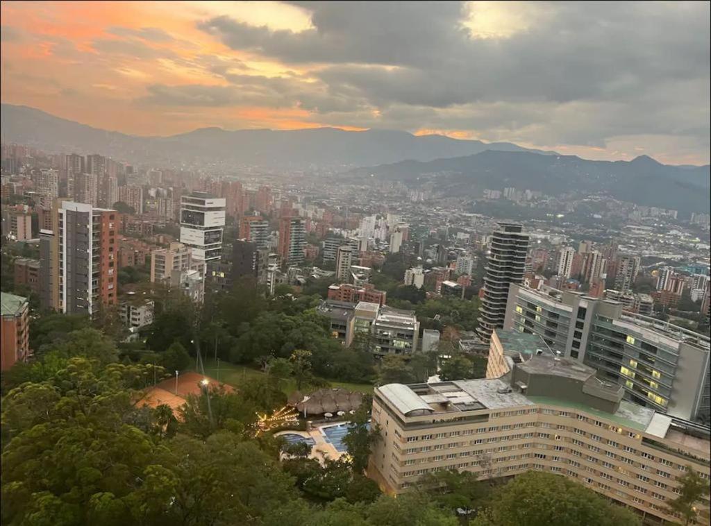 Lujoso apartamento en el poblado con vista a la ciudad.