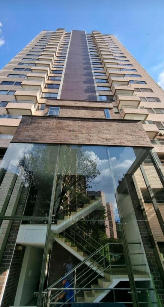 Lujoso apartamento en el poblado con vista a la ciudad.