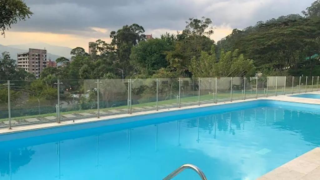 Lujoso apartamento en el poblado con vista a la ciudad.