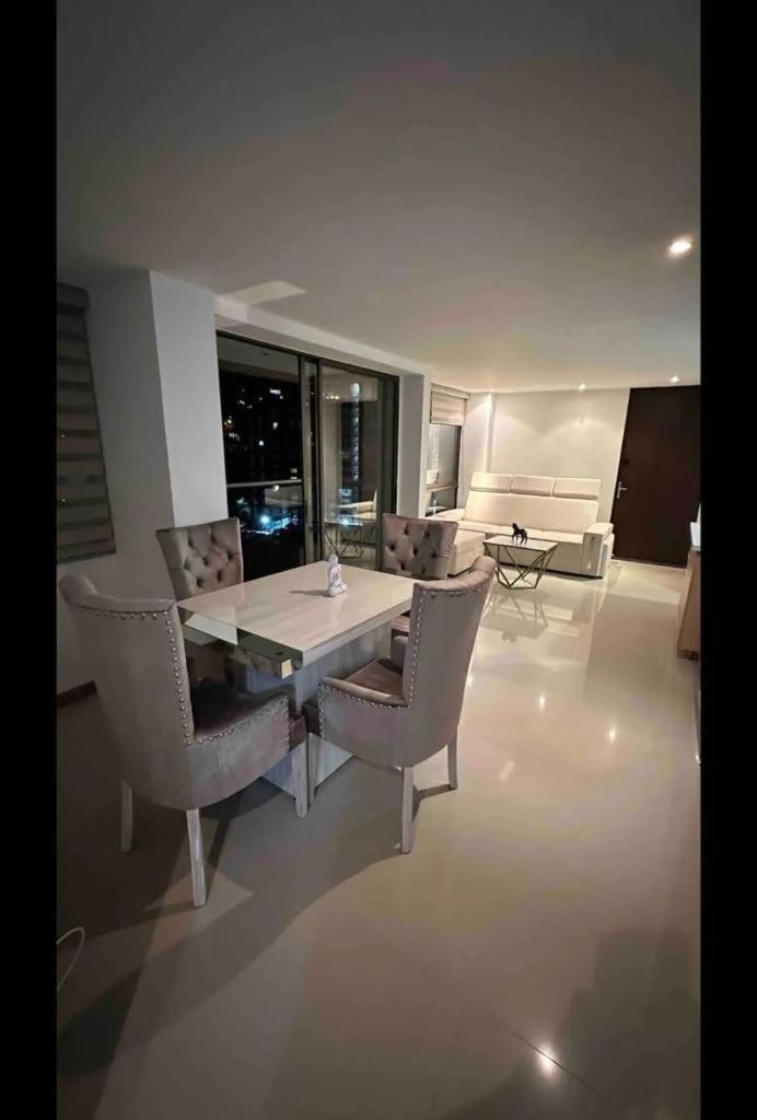 Lujoso apartamento en el poblado con vista a la ciudad.