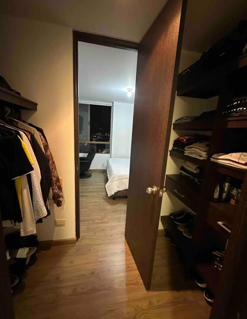 Lujoso apartamento en el poblado con vista a la ciudad.