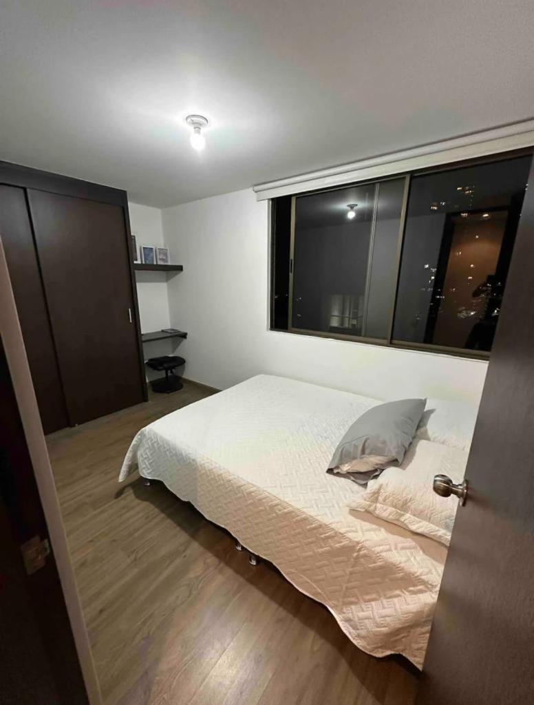 Lujoso apartamento en el poblado con vista a la ciudad.