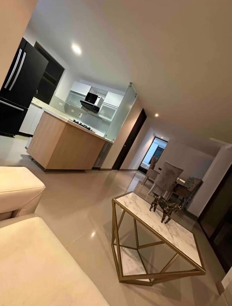 Lujoso apartamento en el poblado con vista a la ciudad.