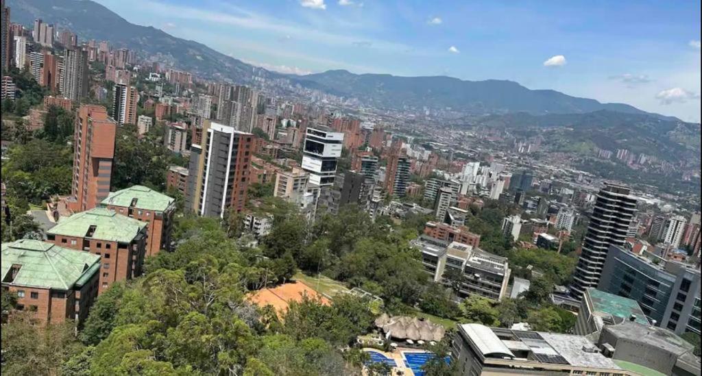 Lujoso apartamento en el poblado con vista a la ciudad.