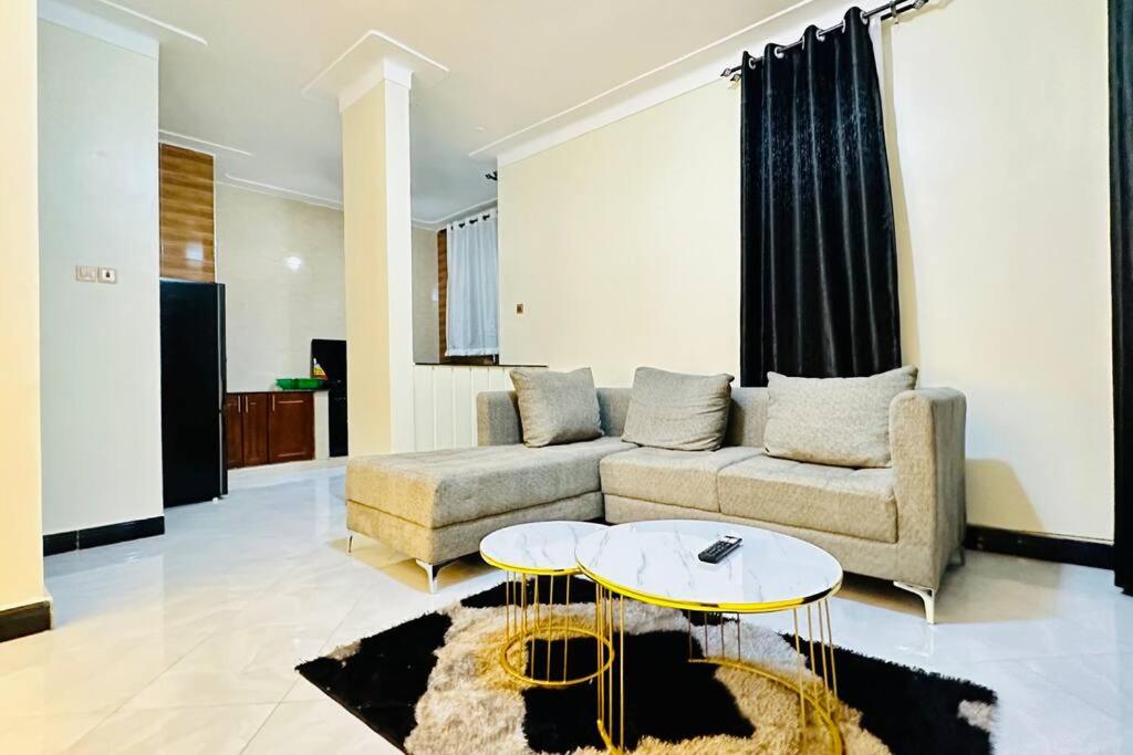BlackOak Luxury Home B08 1BR Kiwatule view 3