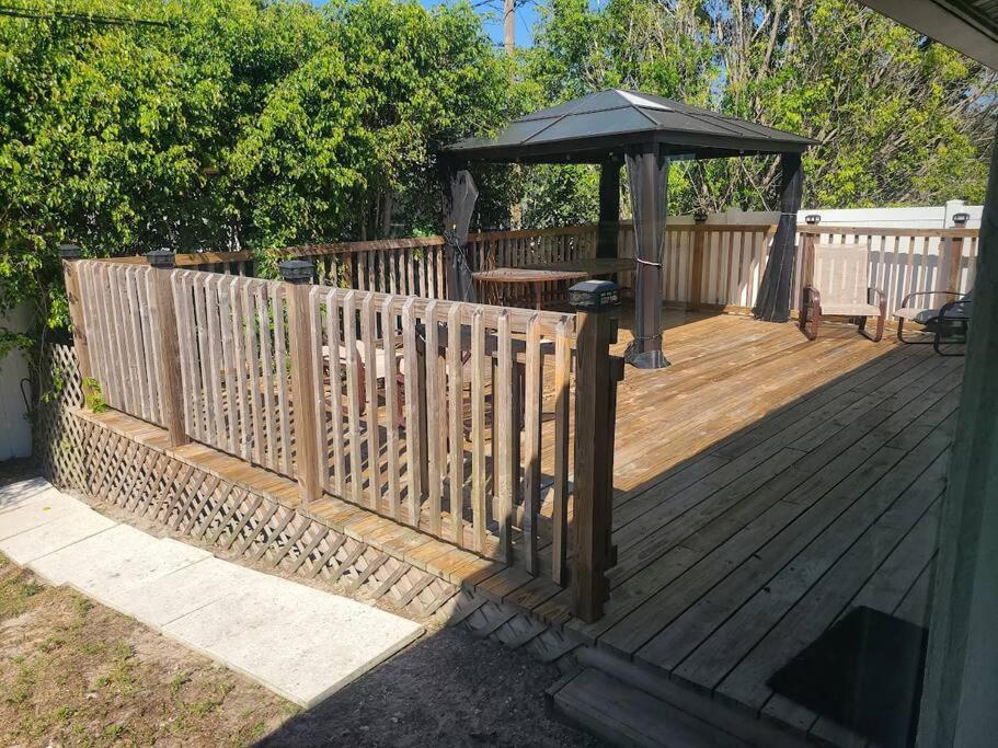 Hotel Octopus Perfect Location On Pond 3 Mile To Gulf Beach - Image 1