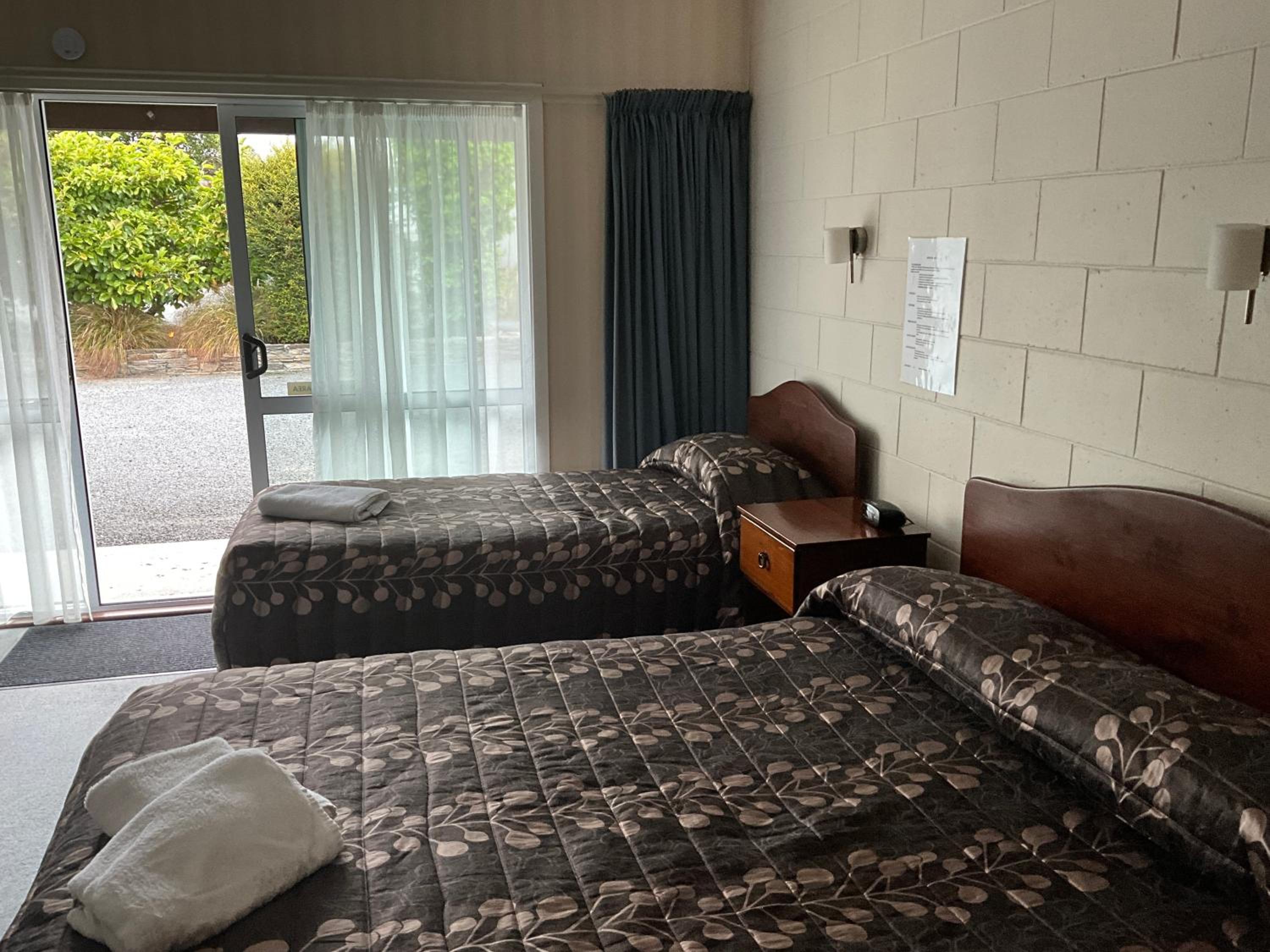 Charlies Motor Lodge view 3