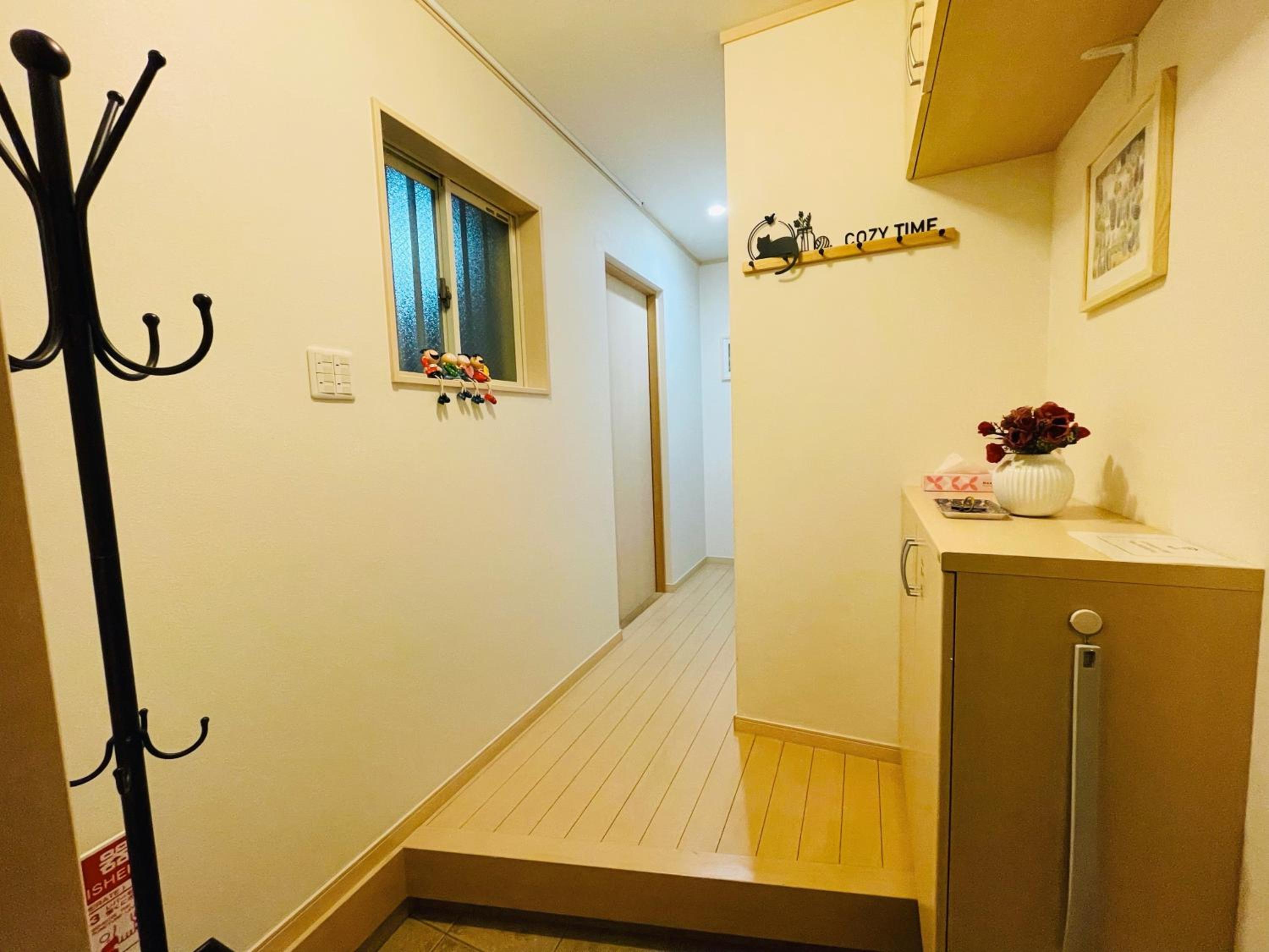 無料駐車場 3階建て一軒家 最大10人 3寝室 2トイレ ペットOK家族団体向き Usj 道頓堀 難波近い 民泊花園西