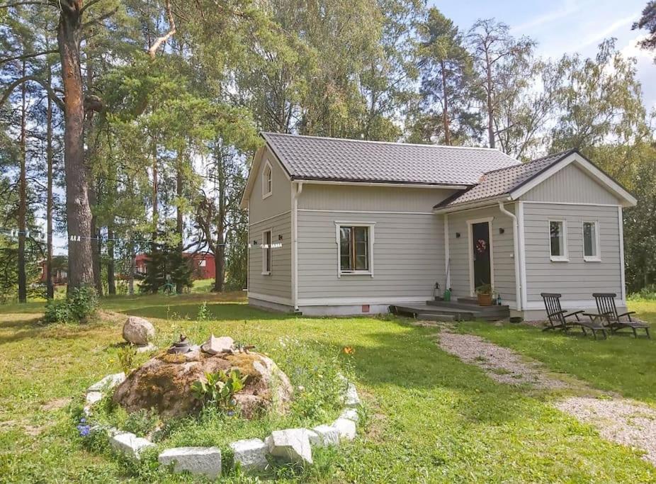 Pieni saneerattu hirsitalo koskenpartaalla