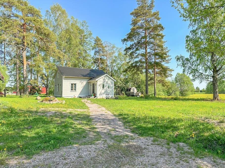 Pieni saneerattu hirsitalo koskenpartaalla