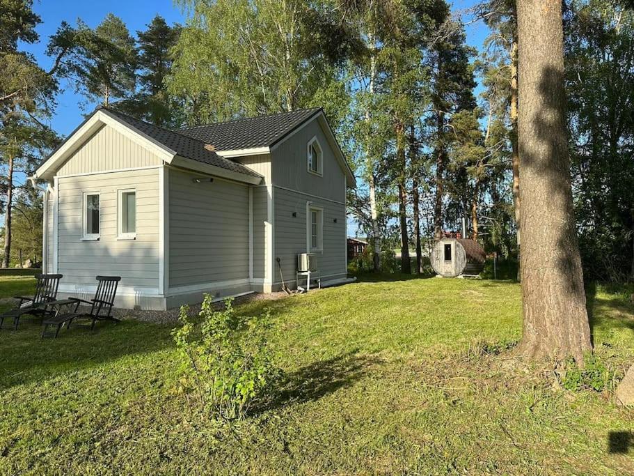 Pieni saneerattu hirsitalo koskenpartaalla