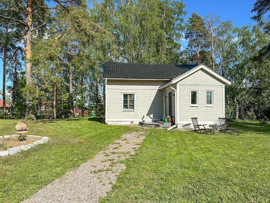 Pieni saneerattu hirsitalo koskenpartaalla