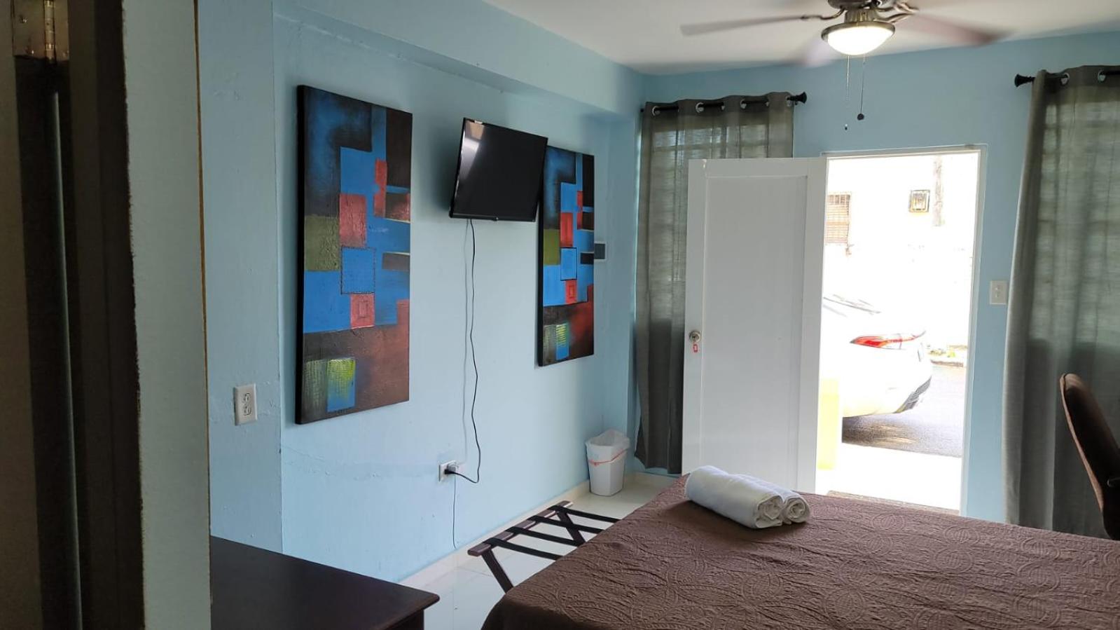 Spacious Studio walking distance to the Ocean, Unit 1 view 3