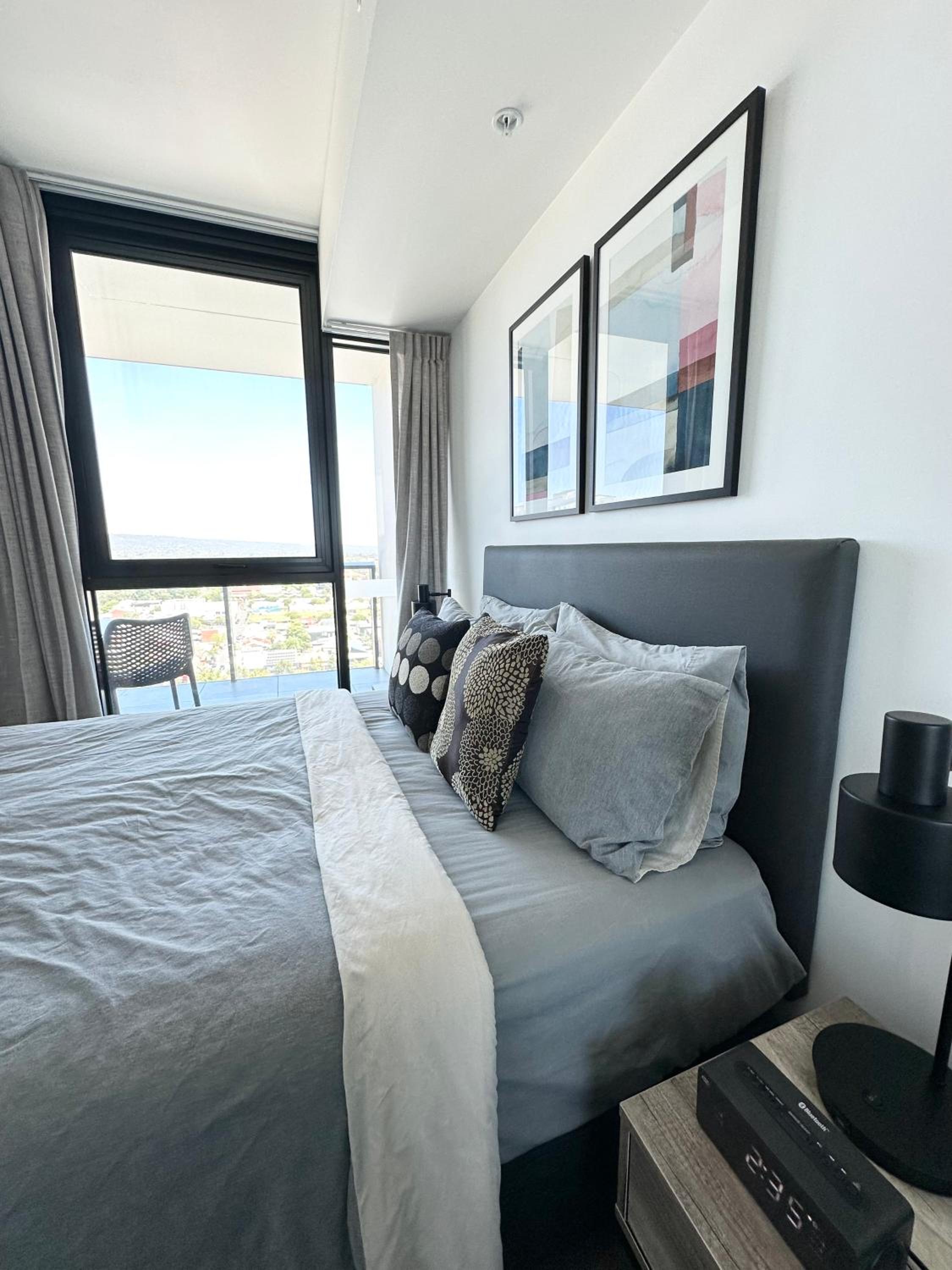 CBD Stunning High Floor View - FREE Parking FREE Netflix FREE Gym FREE Pool FREE Sauna FREE Coffee