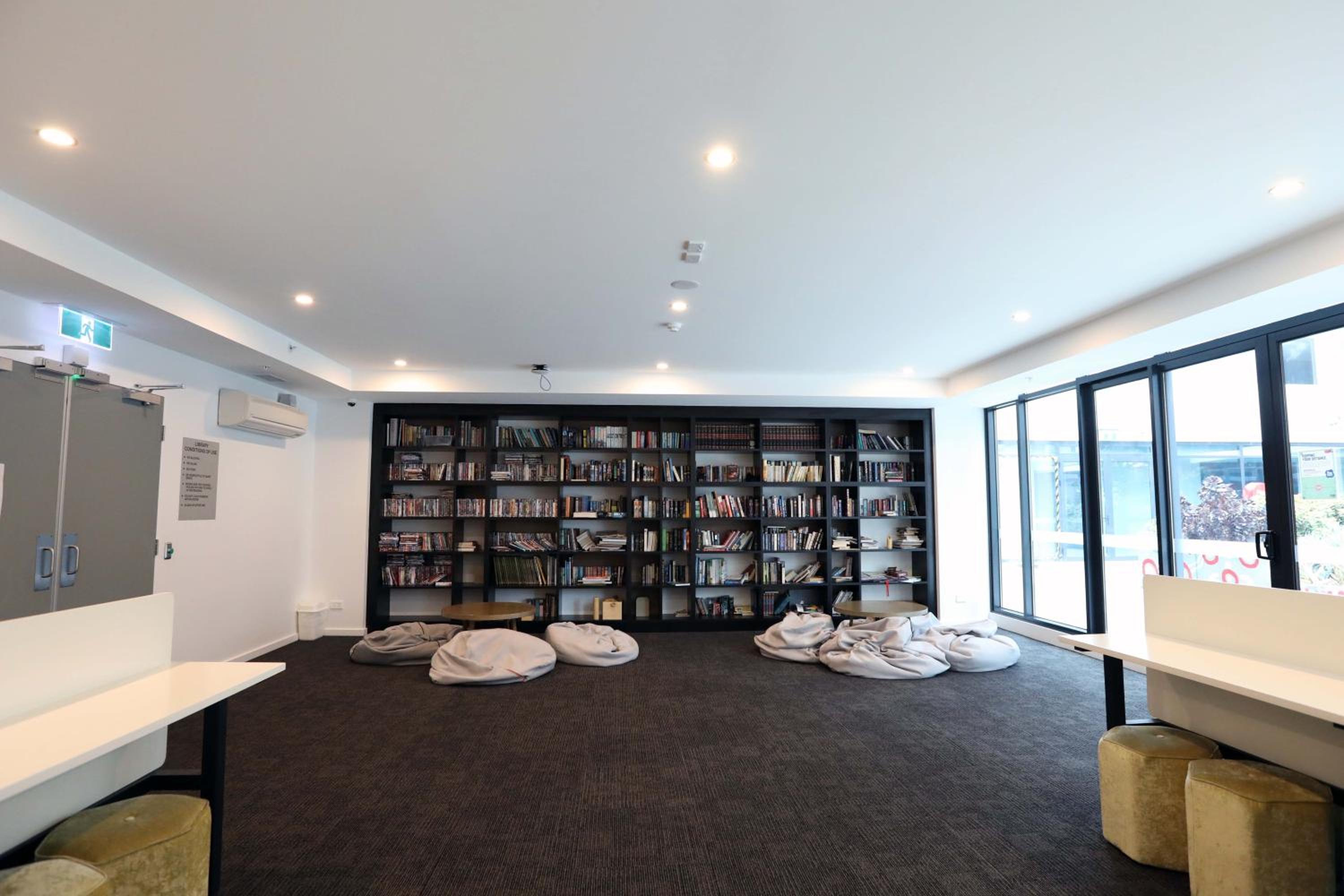 CBD Stunning High Floor View - FREE Parking FREE Netflix FREE Gym FREE Pool FREE Sauna FREE Coffee