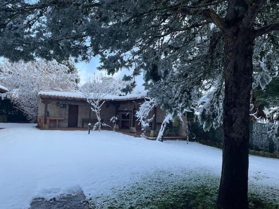 Chalet con piscina climatizada.