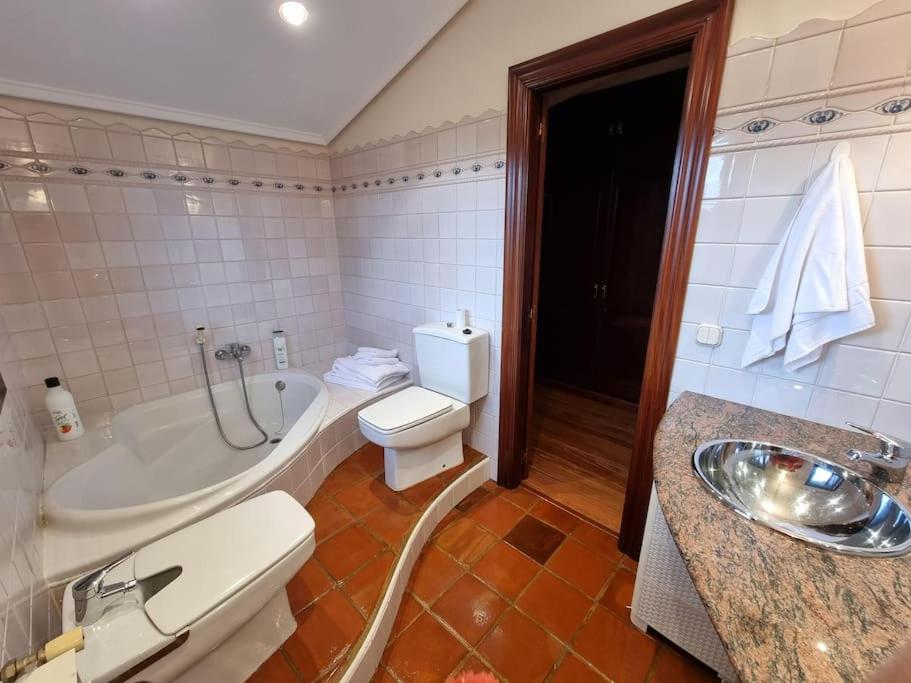 Chalet con piscina climatizada.