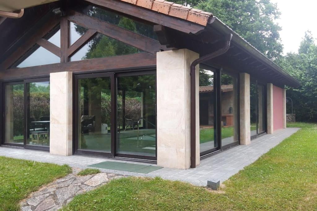 Chalet con piscina climatizada.