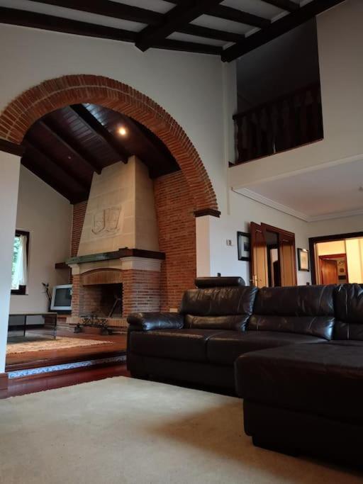 Chalet con piscina climatizada.