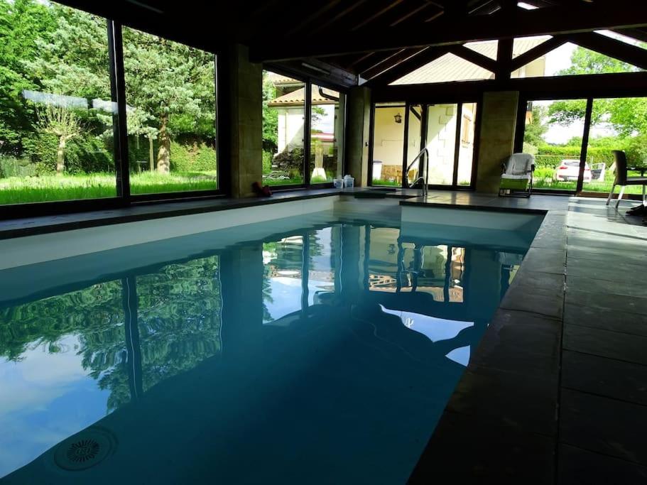 Chalet con piscina climatizada.