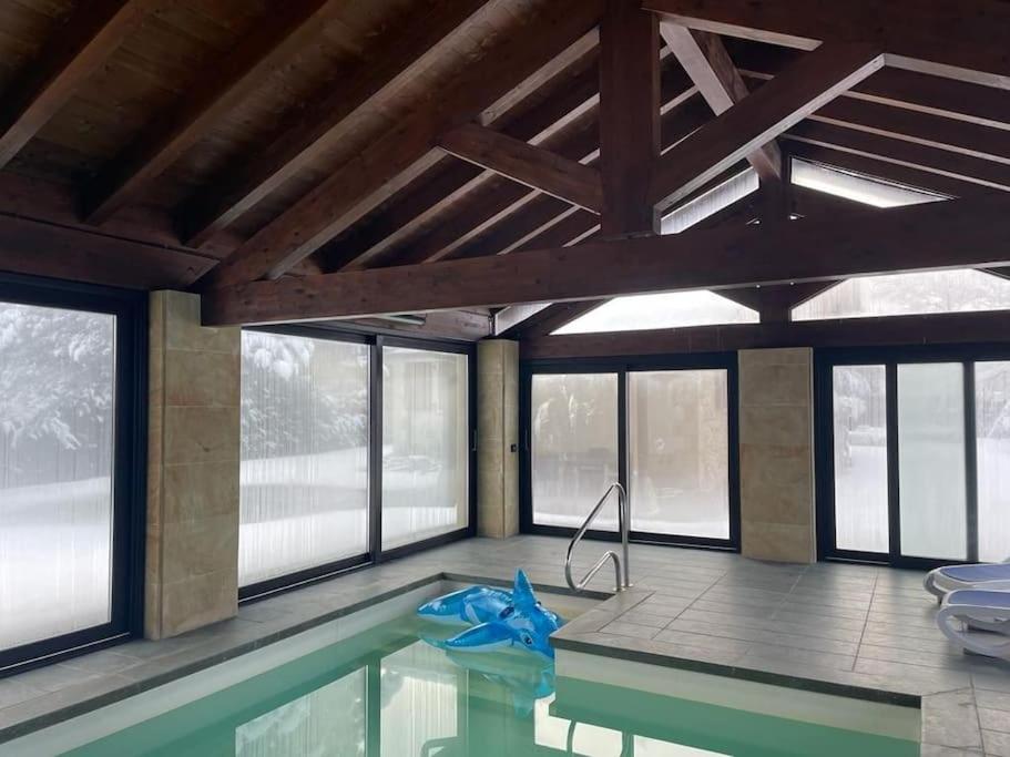 Chalet con piscina climatizada.