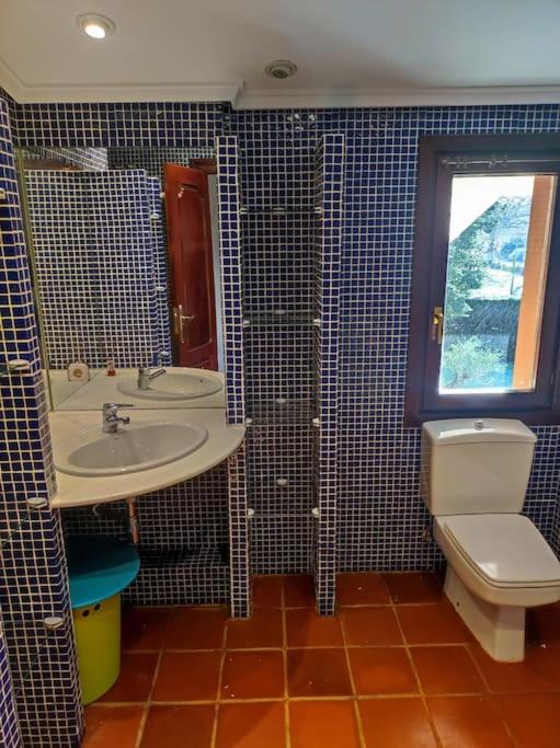 Chalet con piscina climatizada.