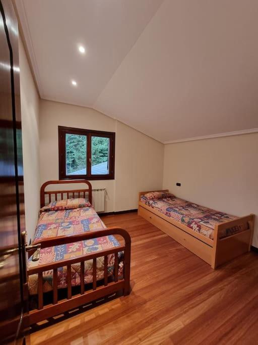 Chalet con piscina climatizada.