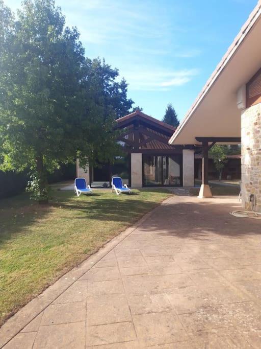 Chalet con piscina climatizada.