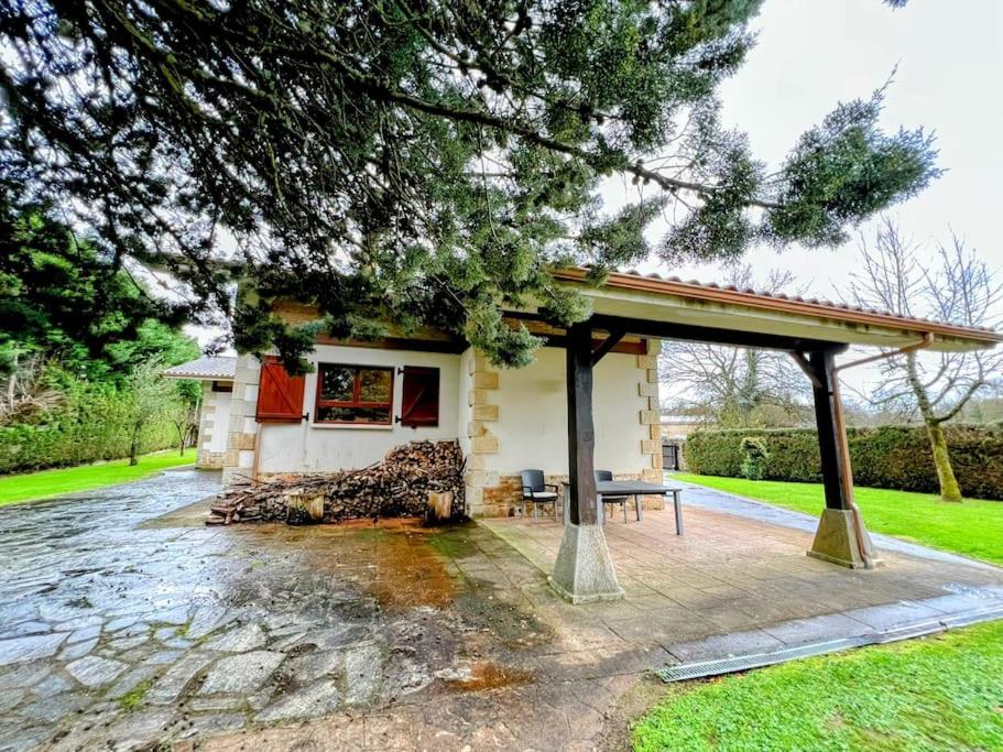 Chalet con piscina climatizada.