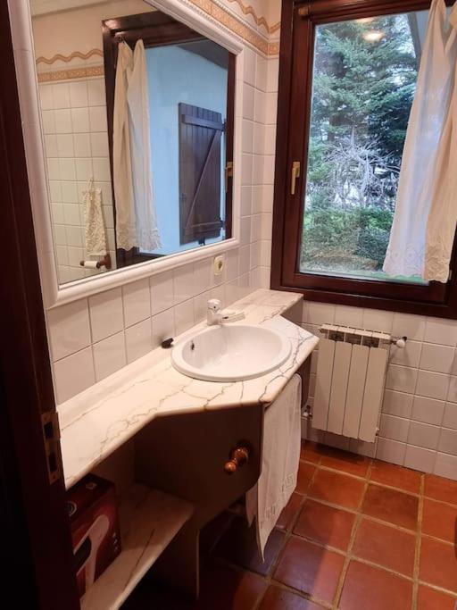 Chalet con piscina climatizada.