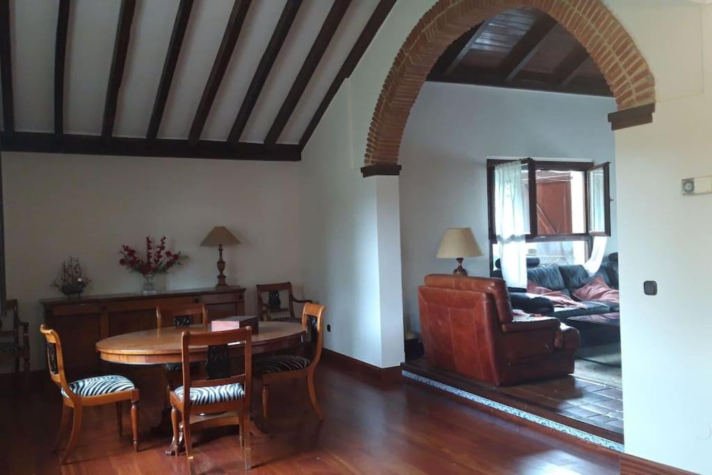 Chalet con piscina climatizada.
