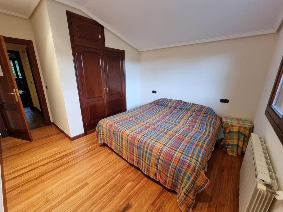 Chalet con piscina climatizada.