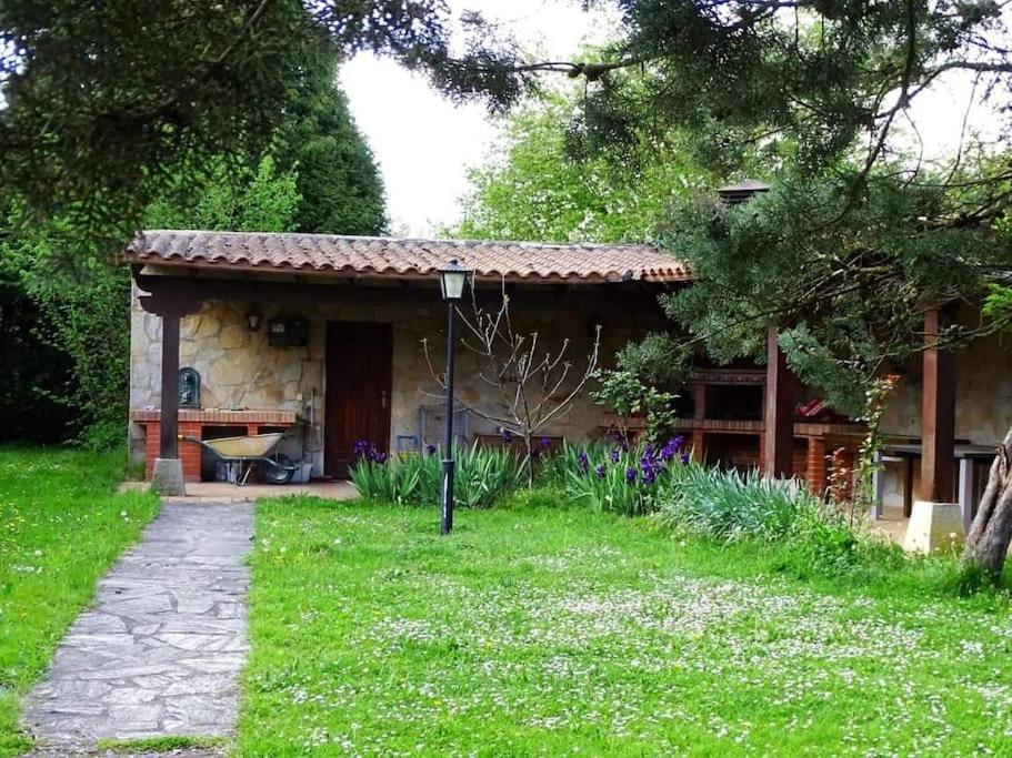 Chalet con piscina climatizada.