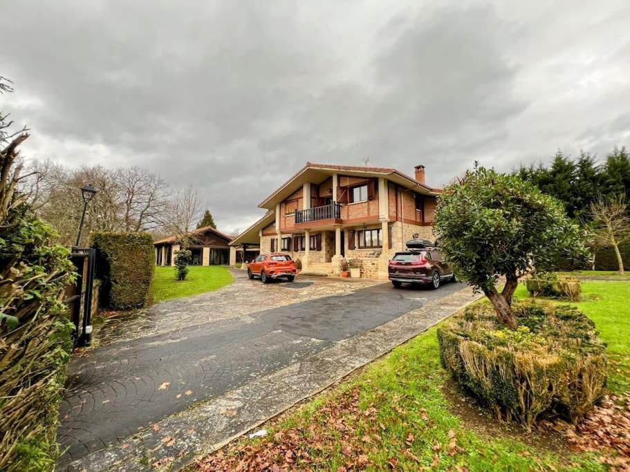 Chalet con piscina climatizada.
