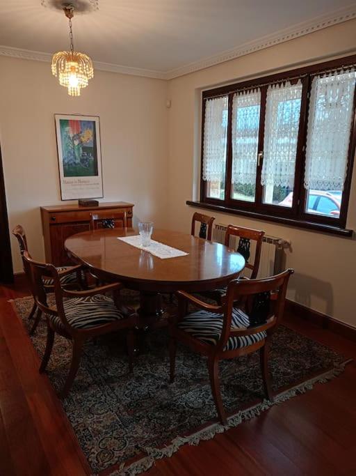 Chalet con piscina climatizada.