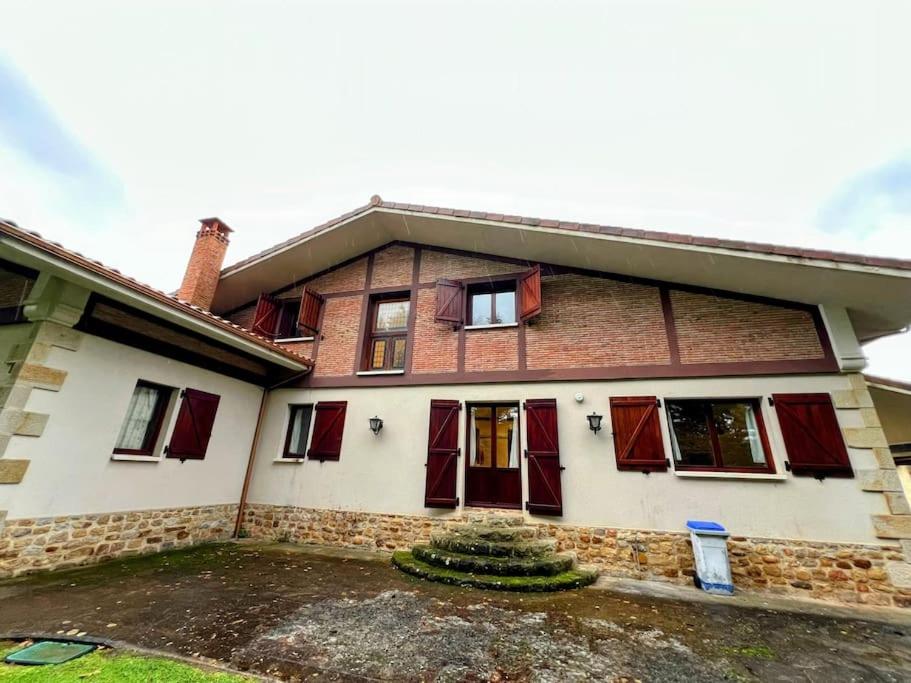 Chalet con piscina climatizada.