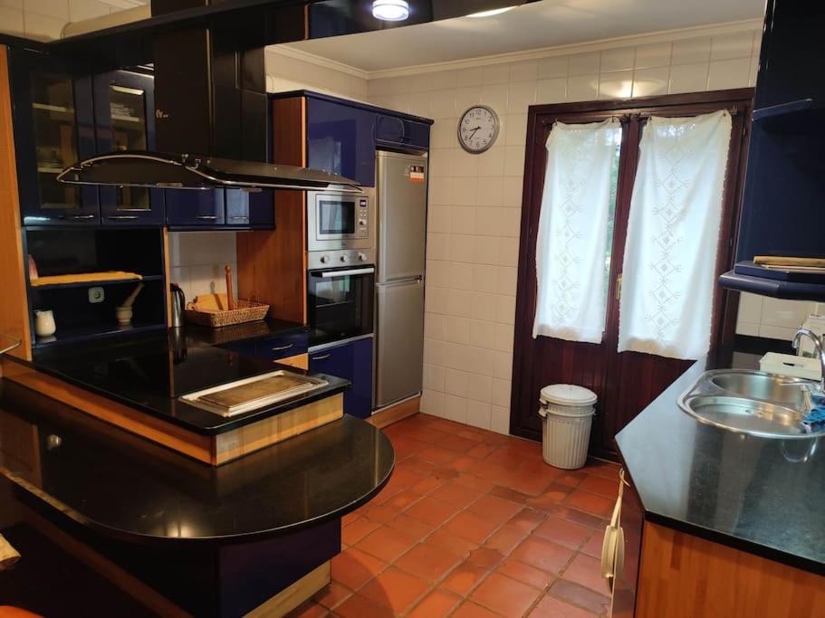 Chalet con piscina climatizada.