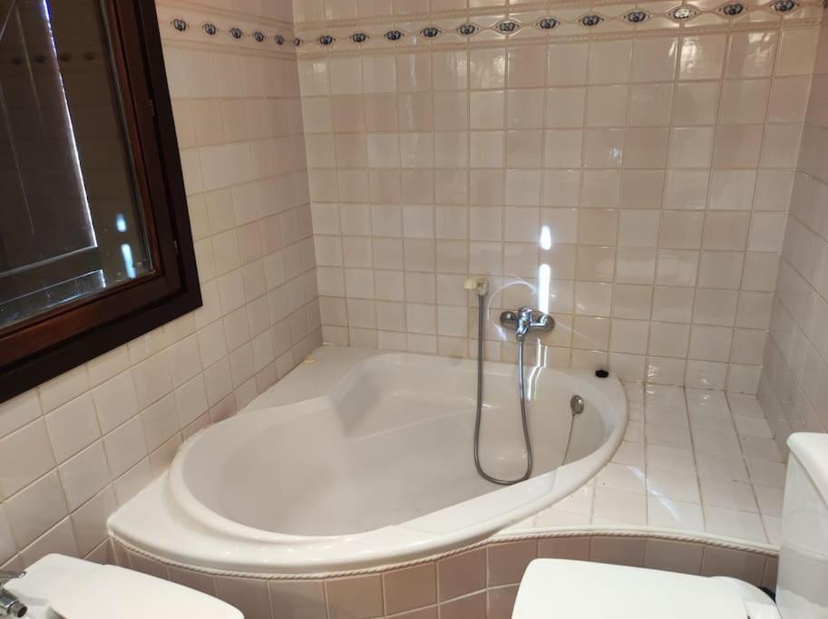 Chalet con piscina climatizada.