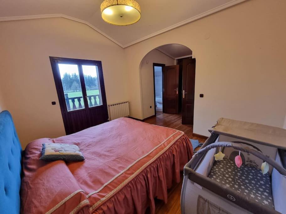 Chalet con piscina climatizada.