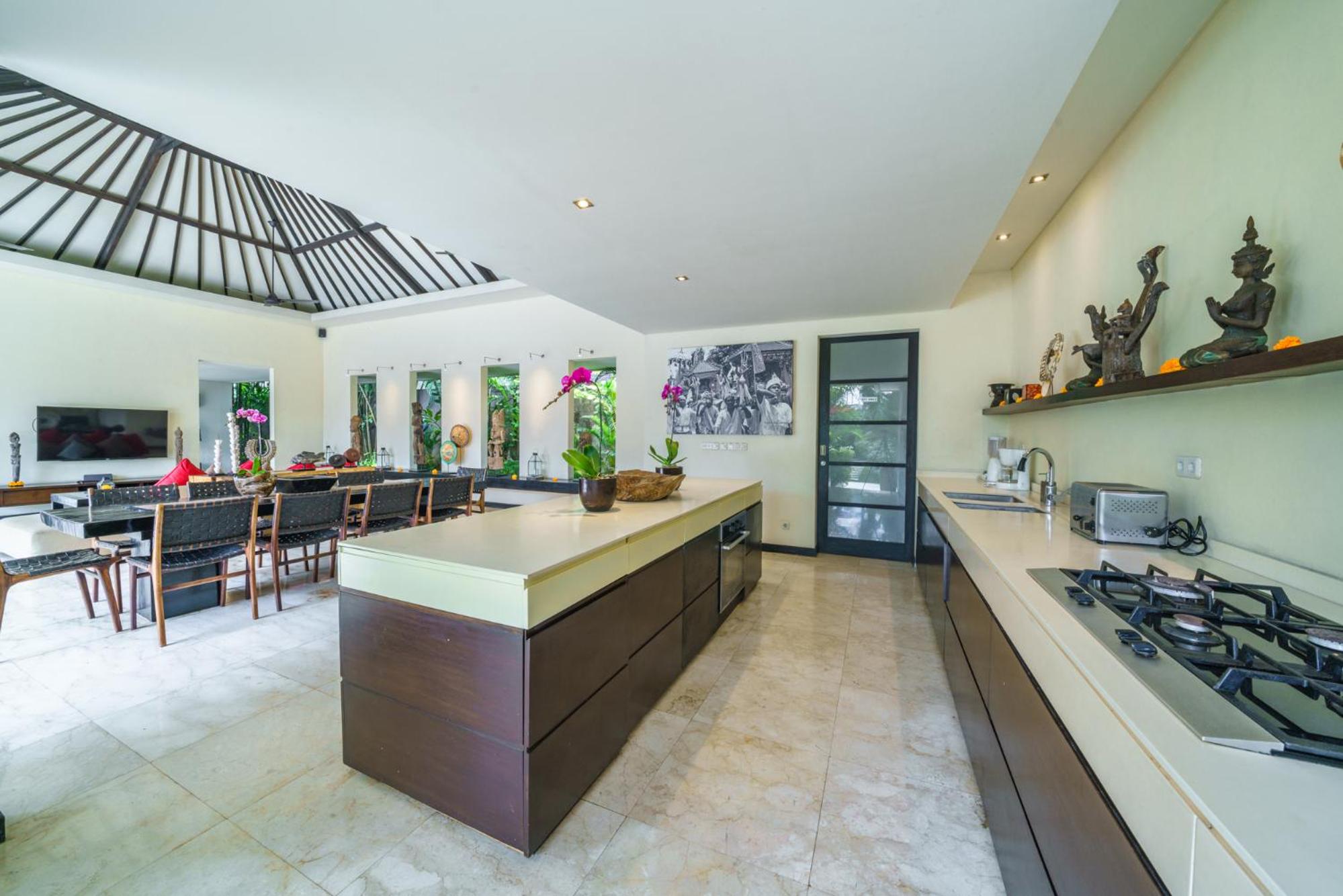 Exquisite 4BD Luxury Villa in the Heart of Berawa view 3